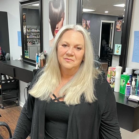 Meet your Posher, Dee - Picture 2 of 3